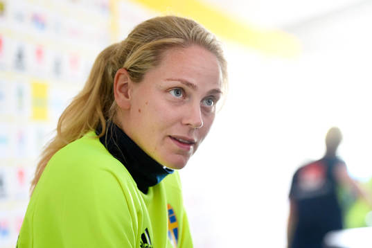 Lisa Dahlkvist blir intervjuad