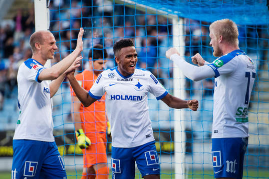 Norrköpings Andreas Johansson (tv) och Niclas Eliasson (m) jublar efter att Karl Holmberg (th) gjort 2-0