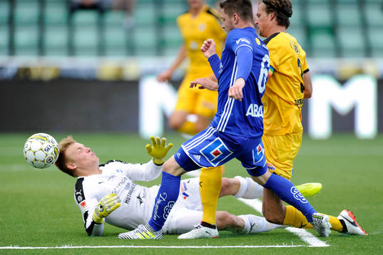 Sundsvalls Kristinn Freyr Sigurdsson med målchans mot