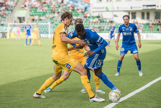 Sundsvalls Peter Wilson i närkamp mot Halmstads Fredrik
