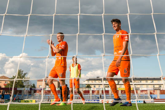AFC Eskilstunas Simon Alexandersson och Michel Termanini jublar