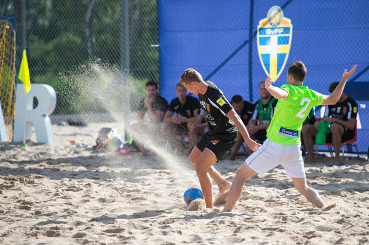 Glömminge IFs Viktor Olofsson i kamp om bollen med