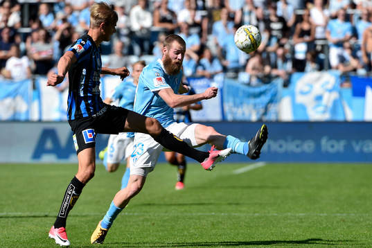 Sirius Oscar Pehrsson och Malmö FFs Jo Inge Berget i kamp