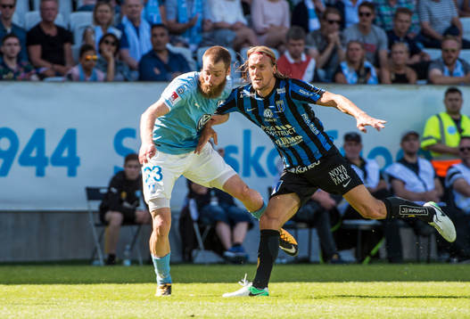 Sirius Kim Skoglund trycker till Malmö FFs Jo Inge Berget