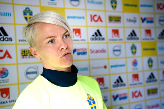 Nilla Fischer blir intervjuad innan en träning med det