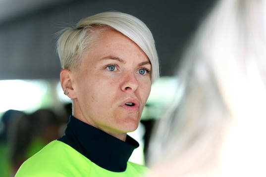 Nilla Fischer blir intervjuad innan en träning med det