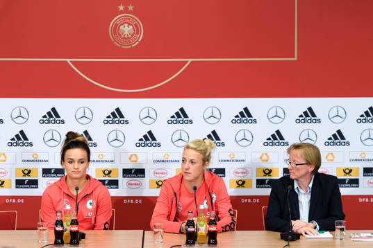 Lina Magull, Carolin Simon och presschef Annette Seitz