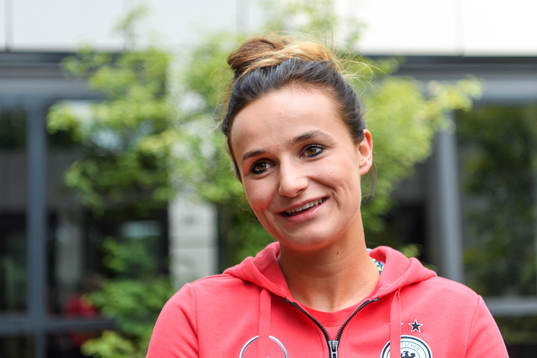 Lina Magull blir intervjuad
