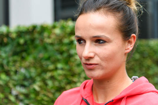 Lina Magull blir intervjuad