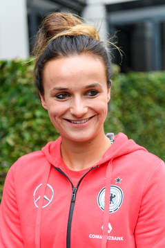 Lina Magull blir intervjuad