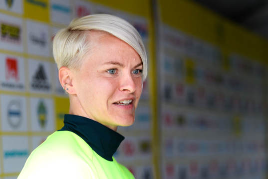 Nilla Fischer blir intervjuad innan en träning med det