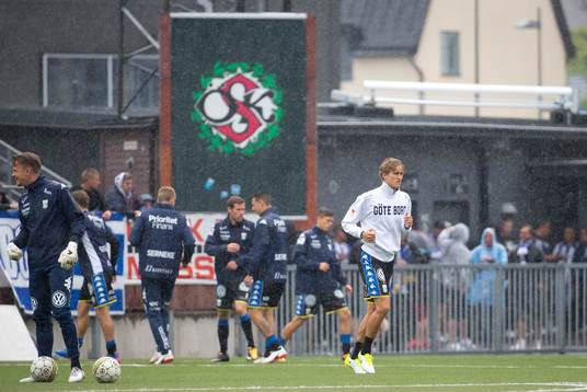 IFK Göteborgs Thomas Rogne värmer upp i regnet