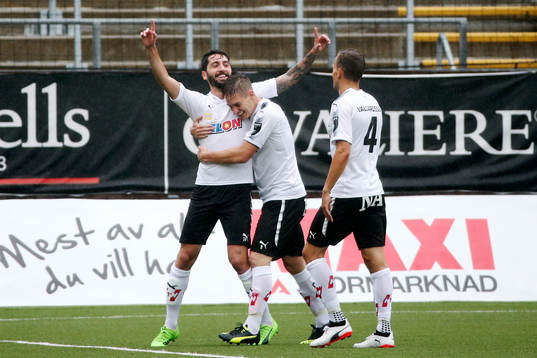 Målskytten till 1-0 Nahir Besara jublar med Victor Sköld och Logi Valgardsson