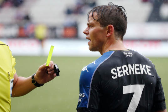 IFK Göteborgs Mads Albaek får gult kort