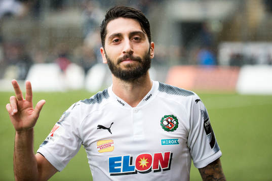 Örebros Nahir Besara visar tre fingrar efter hans hattrick