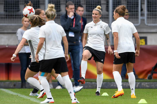 Anja Mittag (mitten) med lagkamrater