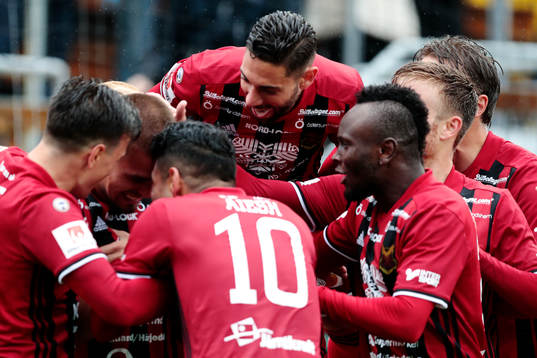 Östersunds Jamie Hopcutt, Hosam Aiesh och Bobo Sollander Jansson jublar med Douglas Bergqvist efter att han gjort 2-1-målet