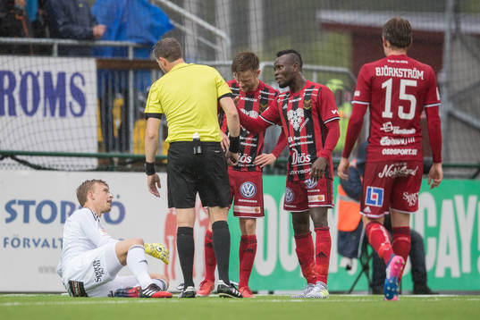 Östersunds målvakt Andreas Andersson har gjort illa benet