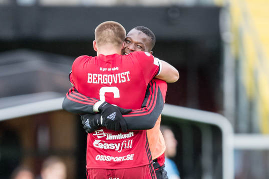 Östersunds Alhaji Gero kramar om Douglas Bergqvist