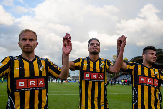 Häckens Kari Arkivuo, Ahmad Yasin och Paulinho jublar