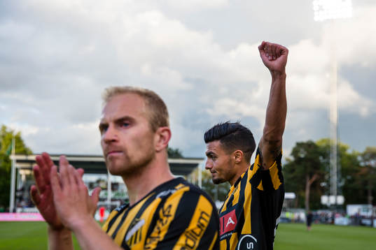 Häckens Kari Arkivuo och Ahmad Yasin jublar