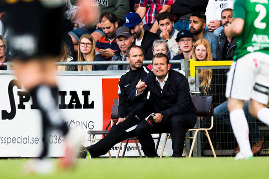 Häckens tränare Mikael Stahre coachar