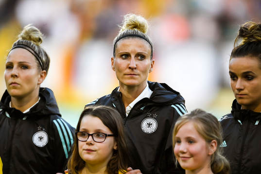 Tysklands Anja Mittag före fotbollsmatchen mellan Tyskland och Sverige