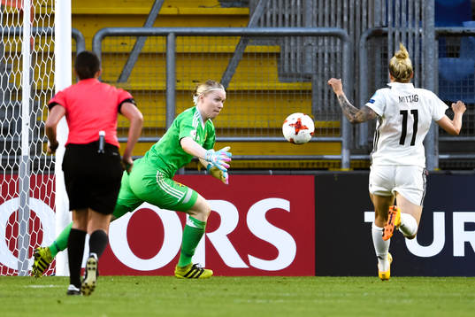 Sveriges målvakt Hedvig Lindahl räddar målchans framför Tysklands Anja Mittag  i fotbollsmatchen mellan Tyskland och Sverige