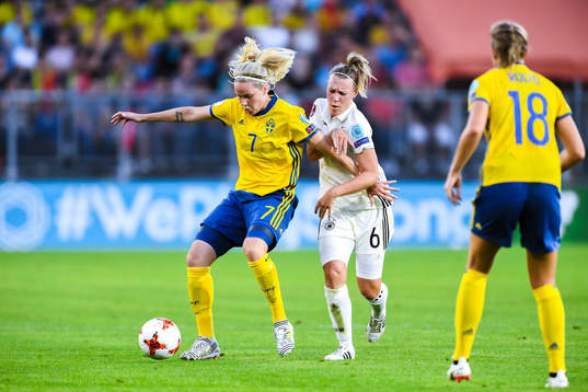 Sveriges Lisa Dahlkvist och Tysklands Kristin Demann  i fotbollsmatchen mellan Tyskland och Sverige