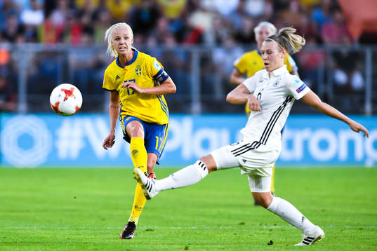 Sveriges Caroline Seger och Tysklands Kristin Demann  i fotbollsmatchen mellan Tyskland och Sverige