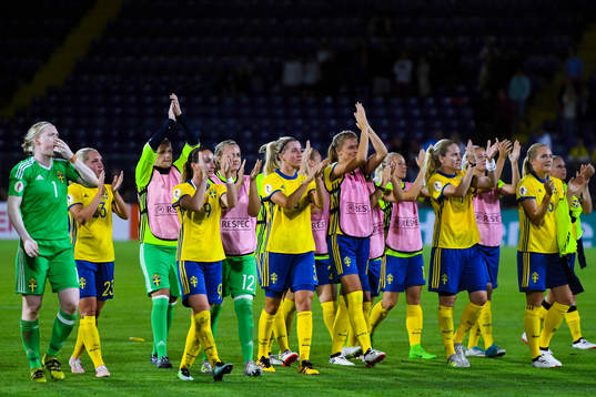 Sveriges spelare tackar publiken efter fotbollsmatchen mellan Tyskland och Sverige