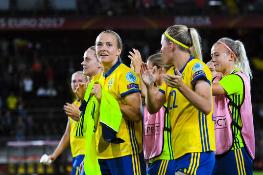 Sveriges Magdalena Eriksson  tackar publiken efter fotbollsmatchen mellan Tyskland och Sverige