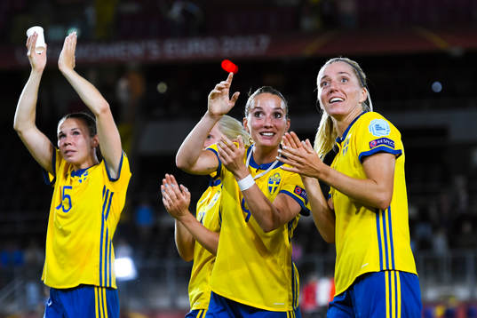 Sveriges Jessica Samuelsson , Kosovare Asllani och Linda Sembrant  tackar publiken efter fotbollsmatchen mellan Tyskland och Sverige