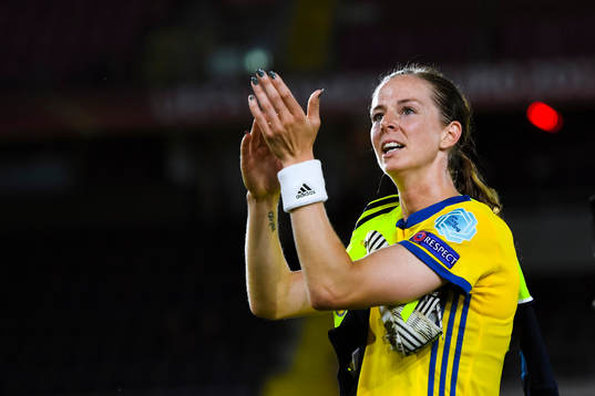 Sveriges Lotta Schelin tackar publiken efter fotbollsmatchen mellan Tyskland och Sverige