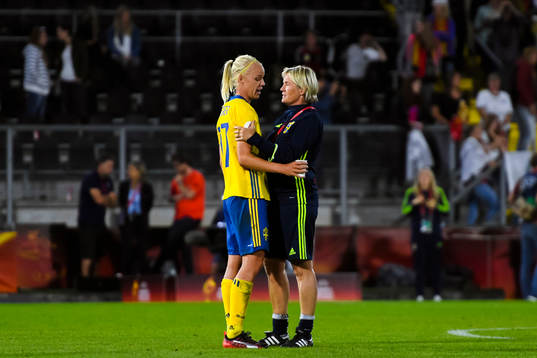 Sveriges Caroline Seger och assisterande förbundskapten Lilie Persson  publiken efter fotbollsmatchen mellan Tyskland och Sverige