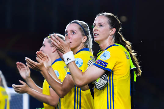 Sveriges Lotta Schelin  tackar publiken efter fotbollsmatchen mellan Tyskland och Sverige