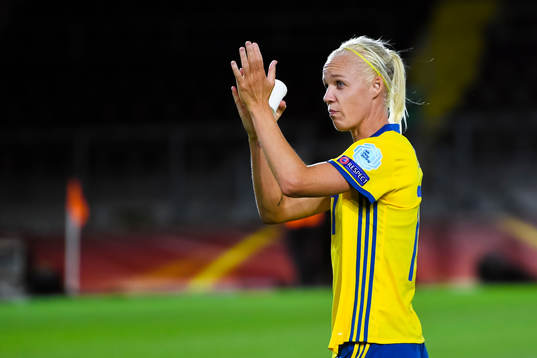 Sveriges Caroline Seger  tackar publiken efter fotbollsmatchen mellan Tyskland och Sverige