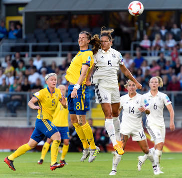 Sveriges Lotta Schelin i nickduell med Tysklands Babett Peter i fotbollsmatchen mellan Tyskland och Sverige
