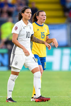 Tysklands Dzsenifer Marozsan och Sveriges Jessica