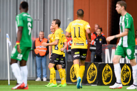 Elfsborgs Simon Lundevall kramas om av Viktor Prodell efter att gjort 3-0