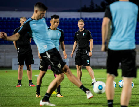 Malmö FFs tränare Magnus Pehrsson övervakar en