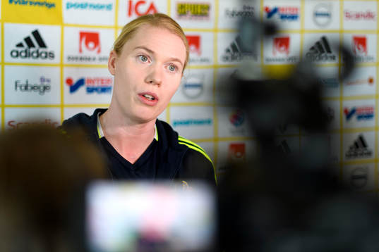 Målvakt Hedvig Lindahl blir intervjuad på en pressträff med det svenska landslaget