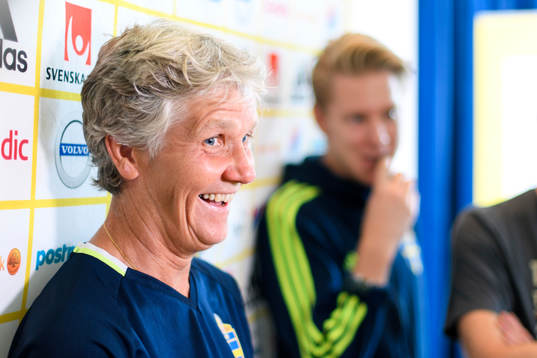 Förbundskapten Pia Sundhage blir intervjuad på en pressträff med det svenska landslaget