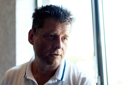 Läkare Mats Börjesson blir intervjuad på en pressträff med det svenska landslaget