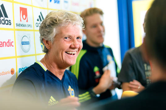 Förbundskapten Pia Sundhage blir intervjuad på en pressträff med det svenska landslaget