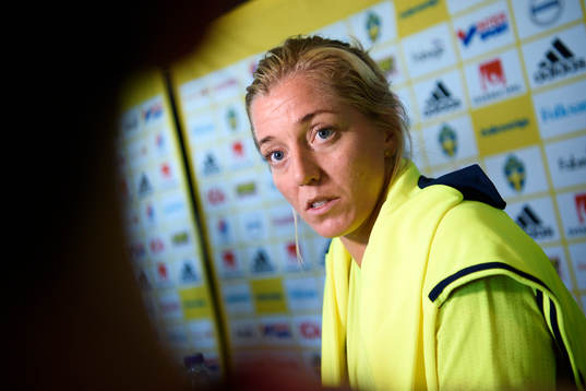 Linda Sembrant blir intervjuad på en pressträff med det svenska landslaget