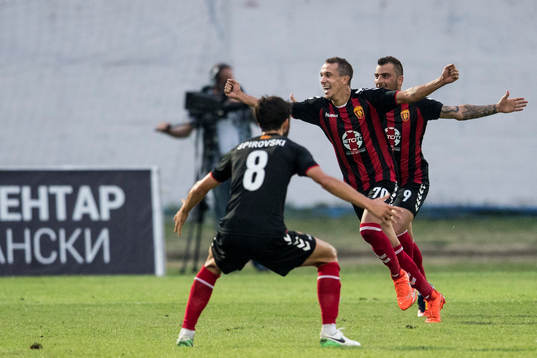 Vardars Huan Felipe Ribeiro och Dejan Blazhevski jublar efter 3-1 målet