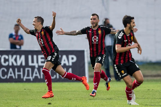 Vardars Huan Felipe Ribeiro och Dejan Blazhevski jublar efter 3-1 målet