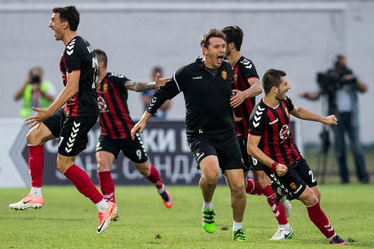 Vardars spelare och ledare jublar efter 3-1 målet