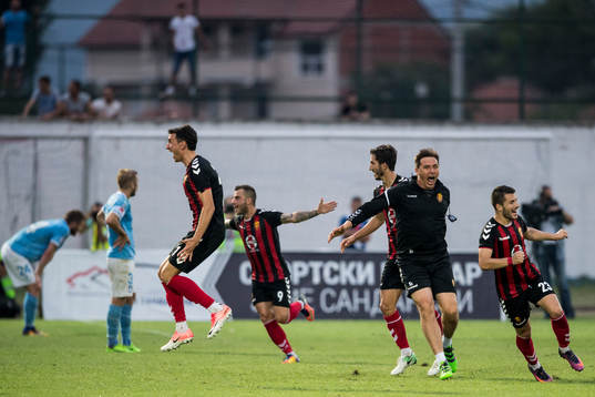 Vardars spelare och ledare jublar efter 3-1 målet